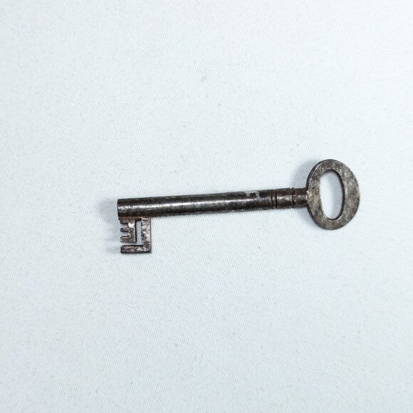 Antique skeleton Key pendant LE, home decor, vintage latch key - Picture 4 of 9